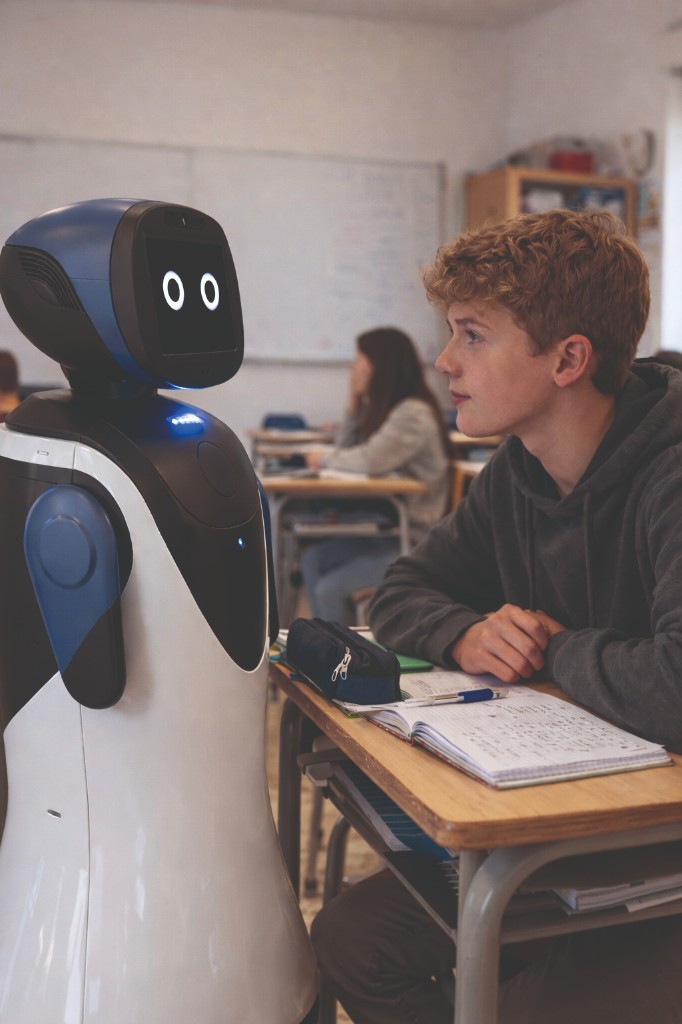 Jeni vicino a uno studente in classe