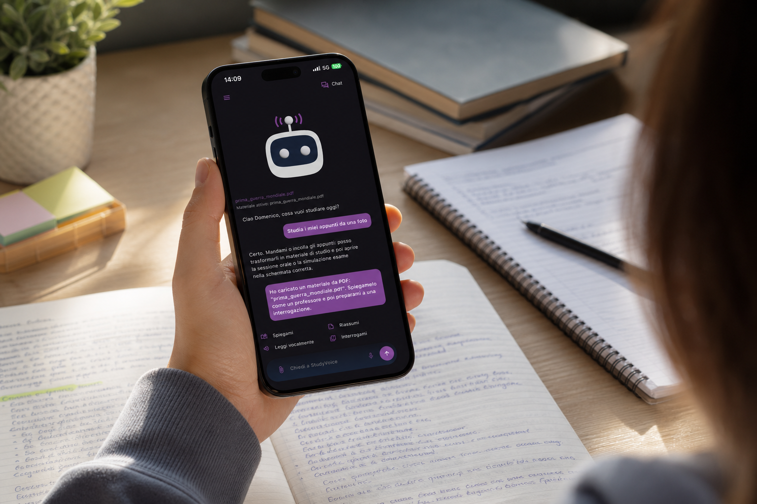 Studente che usa StudyVoice su smartphone mentre studia